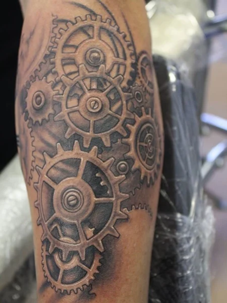 Tatuaje de engranajes de reloj