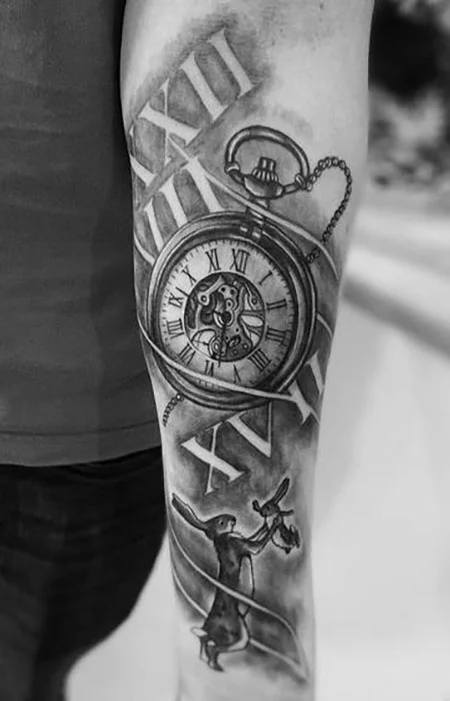 Tatuaje de reloj con numeros romanos