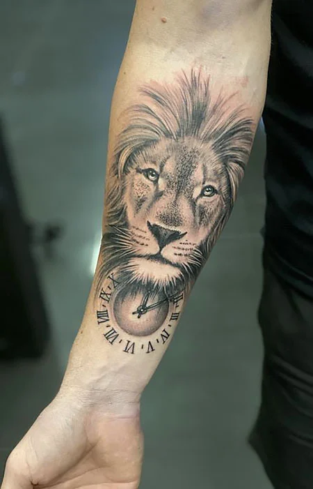 Tatuaje de reloj de leon