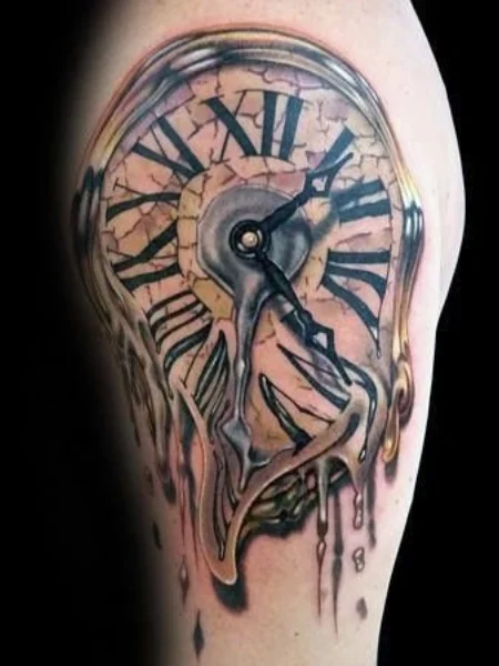Tatuaje de reloj derretido