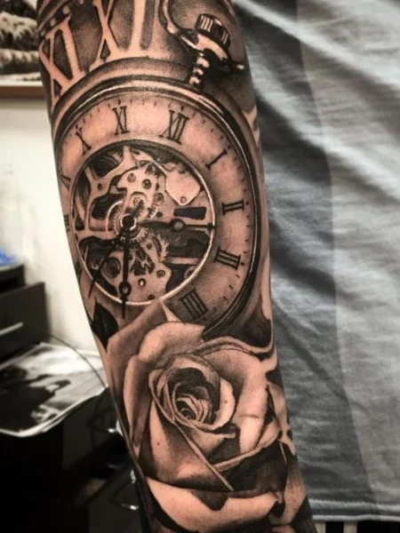 Tatuaje de rosa y reloj