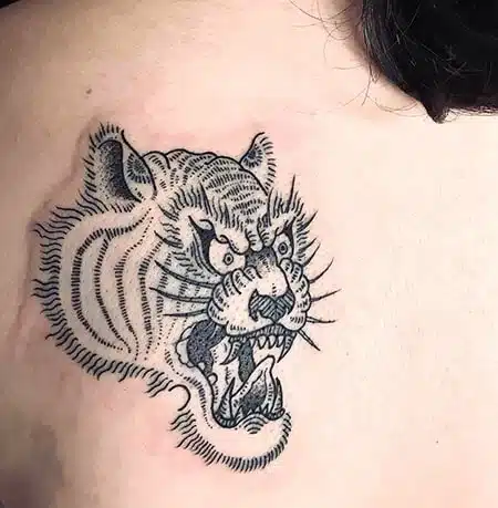 Palo de tigre y tatuaje de empuje