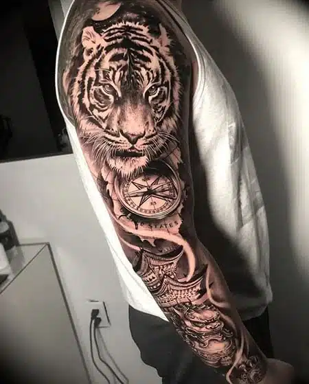 Tatuaje de brujula de tigre