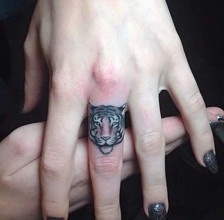 Tatuaje de dedo de tigre