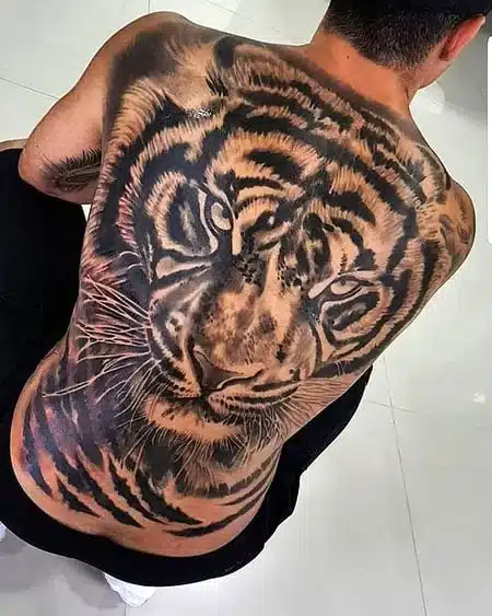 Tatuaje de espalda de tigre