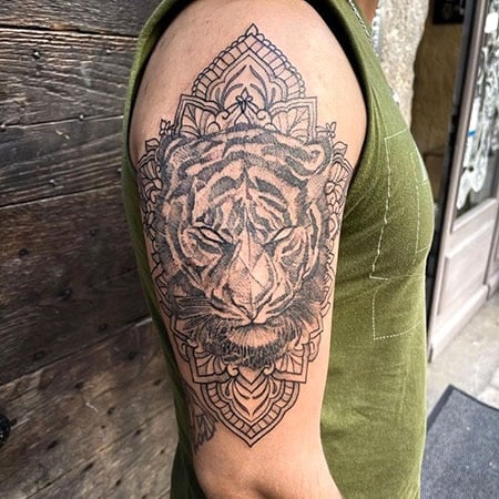 Tatuaje de mandala de tigre
