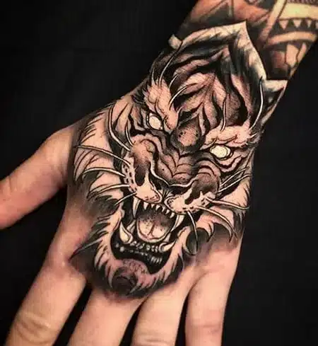 Tatuaje de mano de tigre