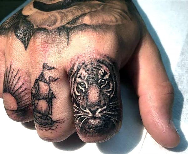 Tatuaje de nudillo de tigre