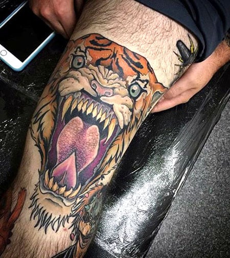 Tatuaje de rodilla de tigre