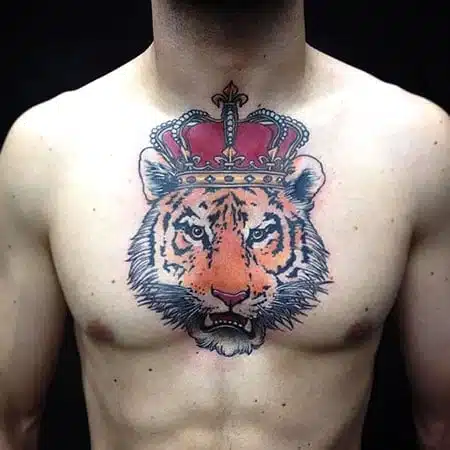 Tatuaje de tigre con corona