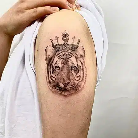 Tatuaje de tigre con corona