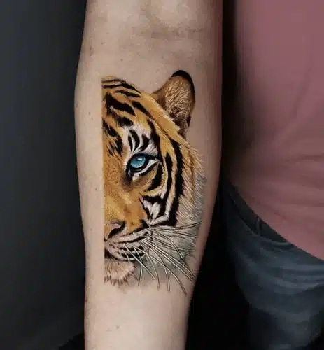 Tatuaje de tigre de media cabeza