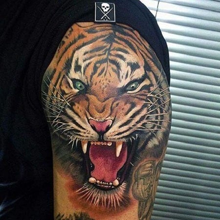 Tatuaje de tigre rugiente