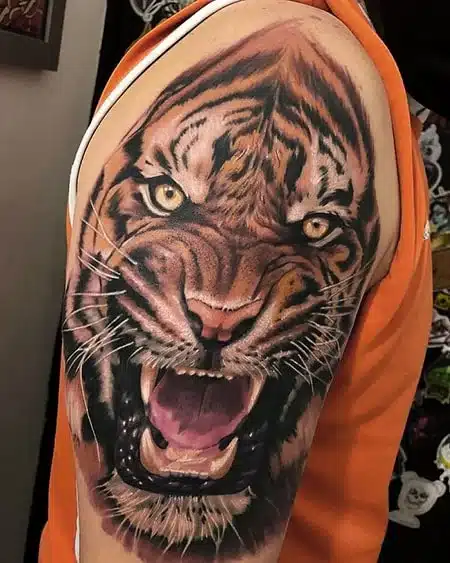 Tatuaje de tigre rugiente