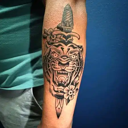 Tatuaje de tigre y daga