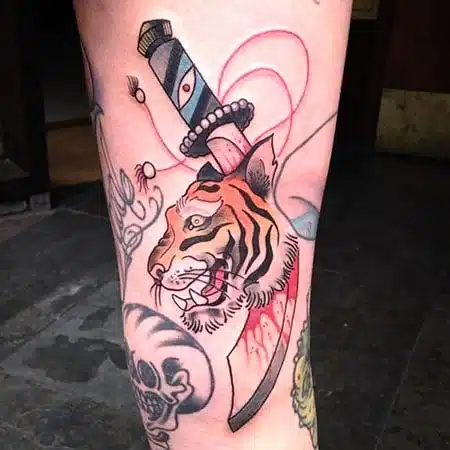 Tatuaje de tigre y daga