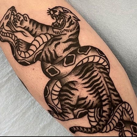Tatuaje de tigre y serpiente