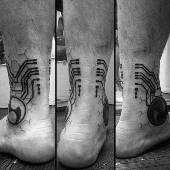 Tatuaje de circuito en el tobillo hombre