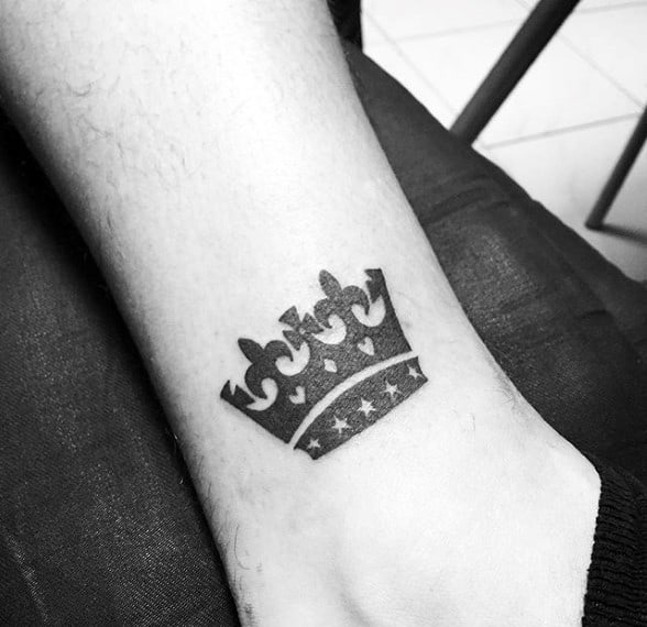 Tatuaje de corona en el tobillo hombre