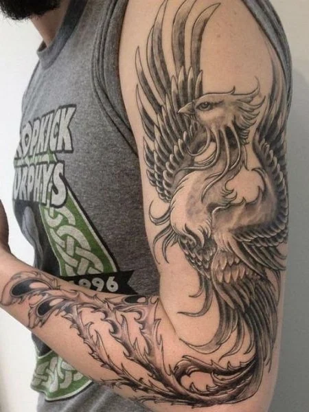Tatuaje de fenix en el brazo