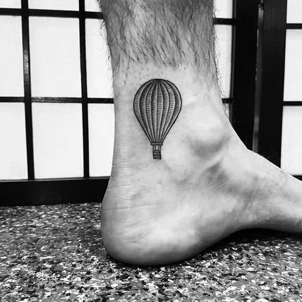 Tatuaje de globo aerostatico en el tobillo hombre