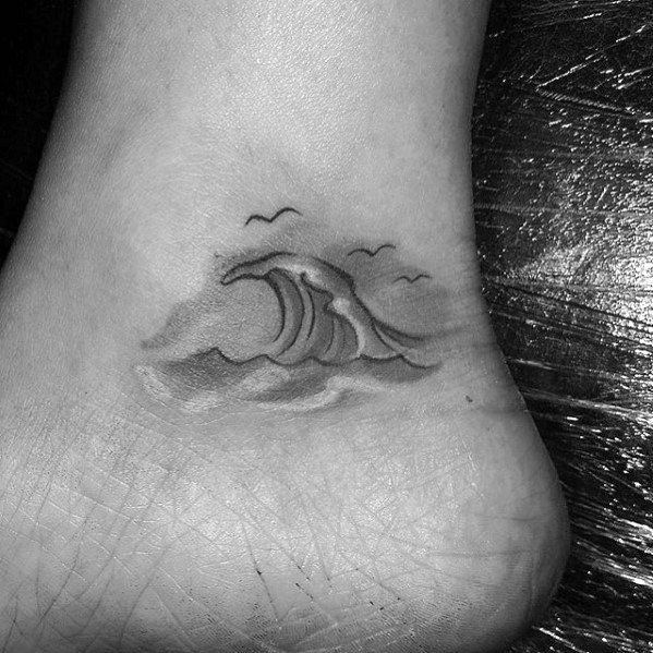 Tatuaje de ola en el tobillo