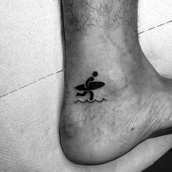 Tatuaje de surfista en el tobillo