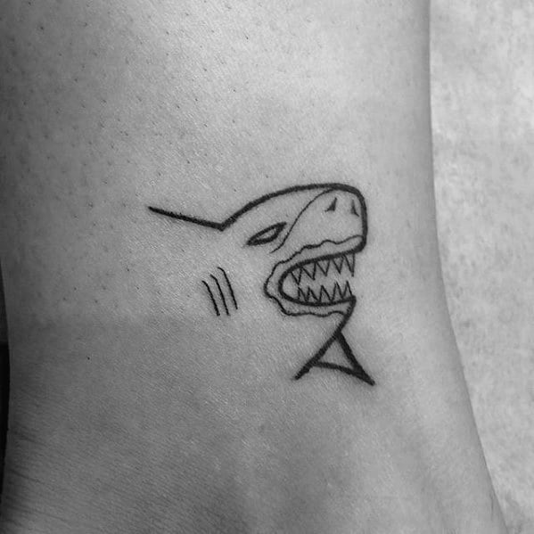 Tatuaje de tiburon en el tobillo