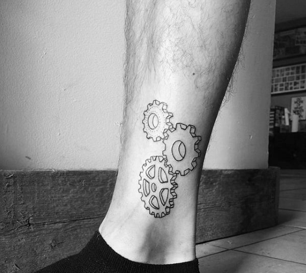 Tatuaje de tobillo de engranajes hombre