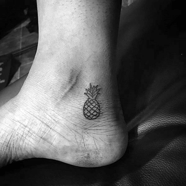 Tatuaje de tobillo de pina hombre