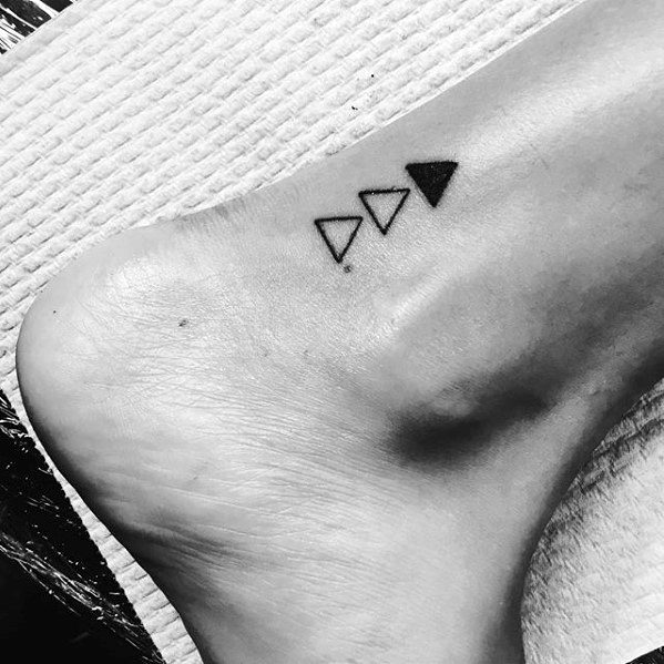 Tatuaje en el tobillo de triangulo