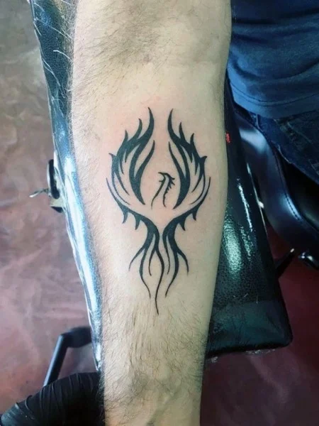 Tatuaje minimalista simple de Phoenix