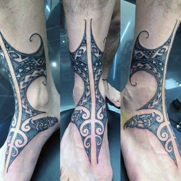 Tatuaje tribal en el tobillo hombre