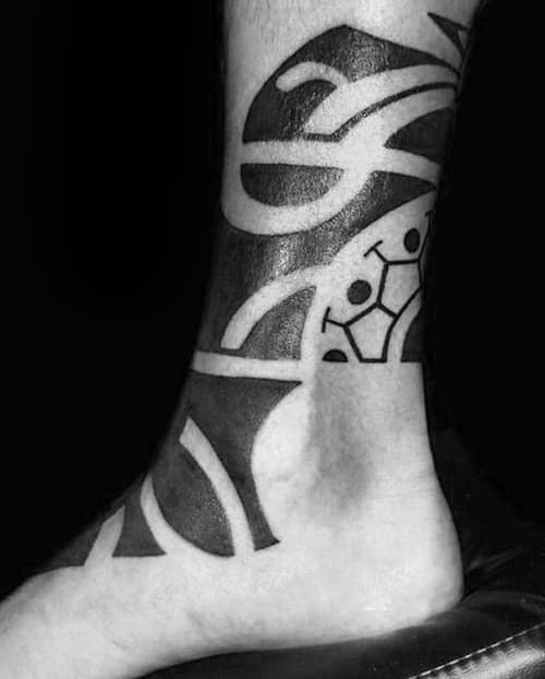 Tatuaje tribal en el tobillo