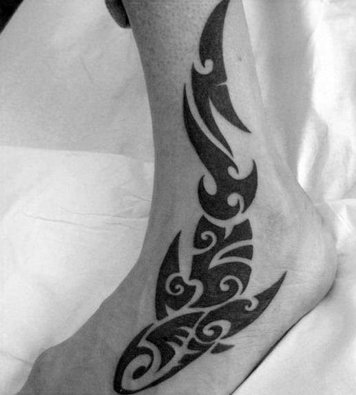 Tatuajes tribales en el tobillo hombre