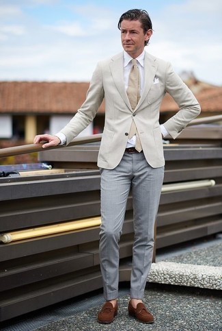 blazer beige con pantalones grises para hombres