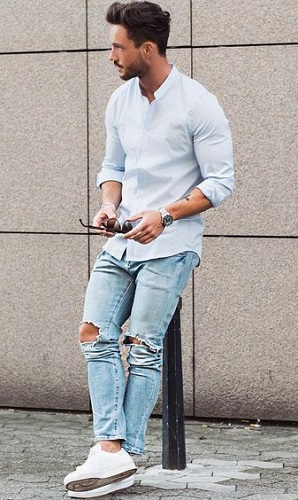 outfit Camisa blanca con jeans rotos hombre