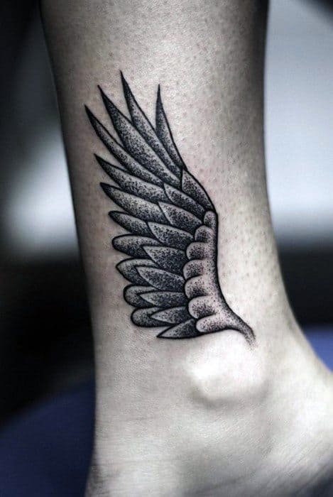 tatuaje en el tobillo de alas hombre