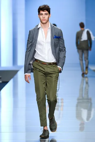 Combinación de saco gris con pantalones verdes hombre