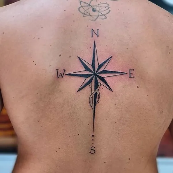 Estrella del Norte tatuaje espalda hombre