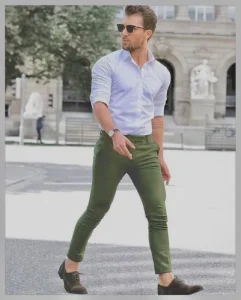 Look formale con pantalón verde hombre