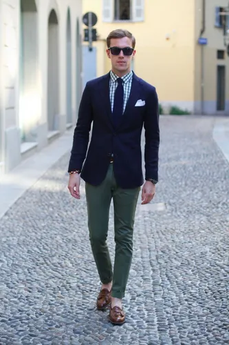 Outfit de pantalón verde con saco azul hombre