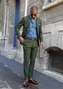 Outfit formal con pantalón verde hombre