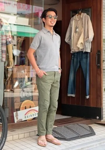 outfit de pantalón verde con camiseta gris hombre