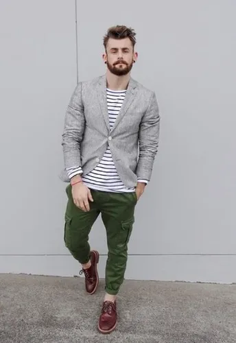 outfit saco gris con pantalones verdes hombre