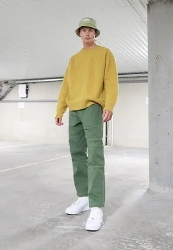 outfit sueter amarillo con pantalón verde hombre