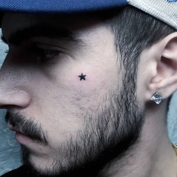 pequeño tatuaje de estrella en la cara