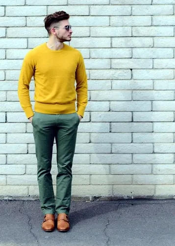 sueter amarillo con pantalón verde hombre