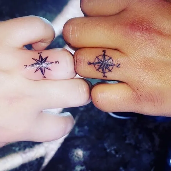 tatuaje de estrella en el dedo