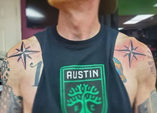 tatuaje de estrella en el hombro hombre